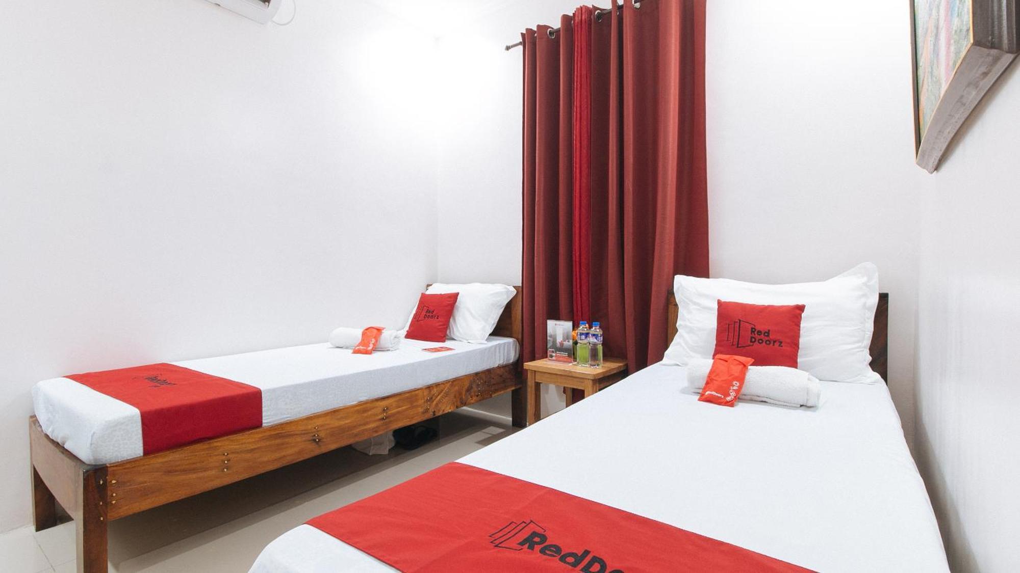 Reddoorz Plus @ Jollydays Hotel Nueva Ecija San Jose  Экстерьер фото