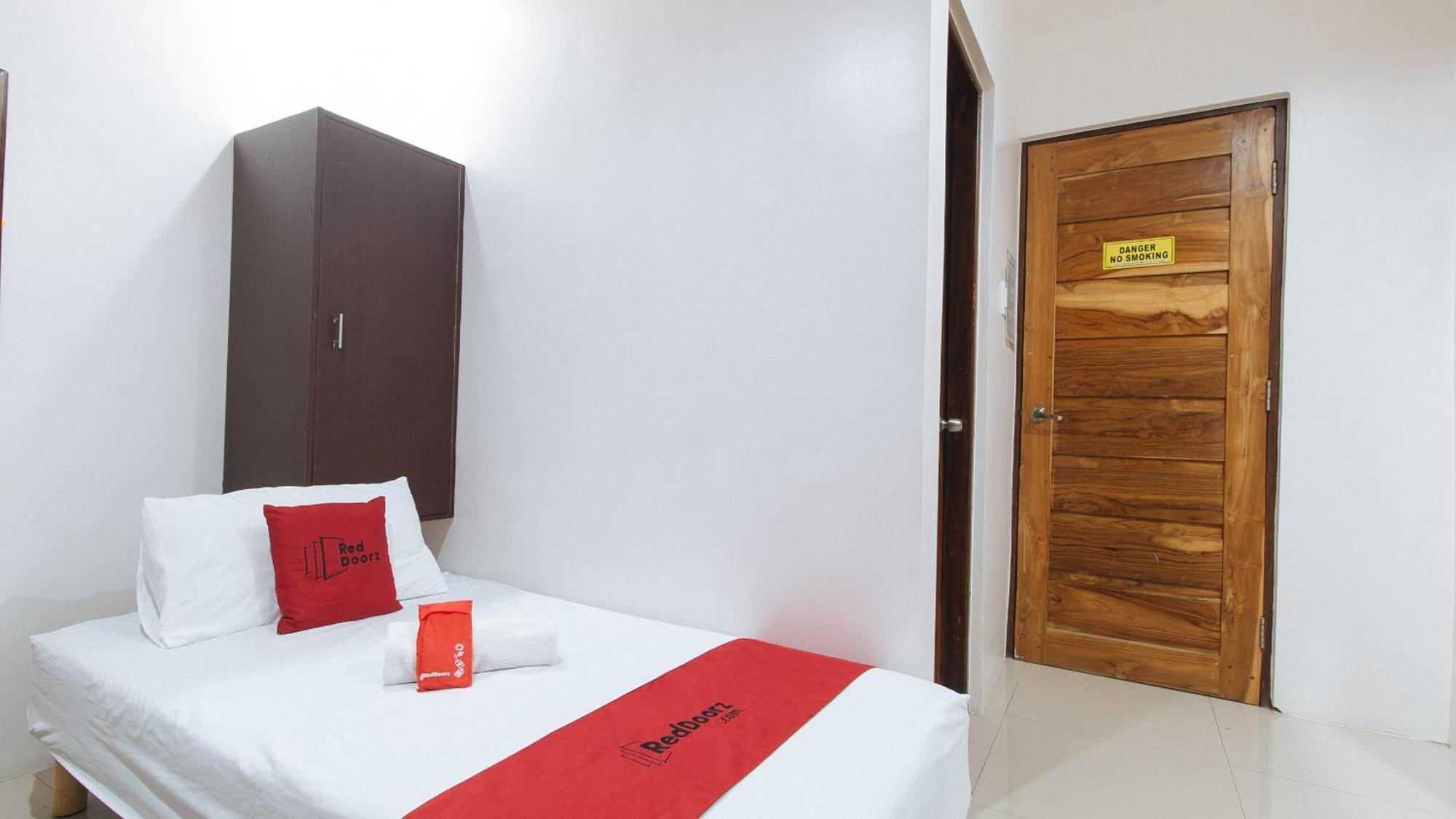 Reddoorz Plus @ Jollydays Hotel Nueva Ecija San Jose  Экстерьер фото